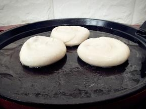 放入饼胚，合上盖子，开启小火烙。
