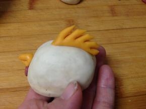 用干净的剪刀在鸡冠子上剪4下