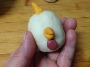 鸡嘴的地方，横着剪一刀