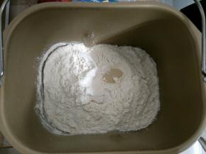 除黄油外的所有材料放入面包机内，启动和面程序揉一个程序