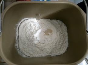 除黄油外的所有材料放入面包机内，启动和面程序揉一个程序