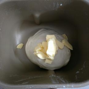 加入软化的黄油揉到扩展阶段