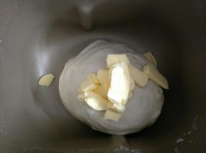 加入软化的黄油揉到扩展阶段