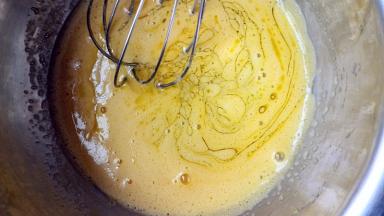 倒入橄榄油搅拌均匀，加入南瓜泥搅拌均匀