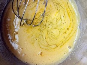 倒入橄榄油搅拌均匀，加入南瓜泥搅拌均匀