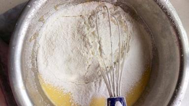 筛入低筋面粉，用蛋抽翻拌至无粉粒即可，待用