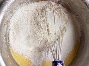 筛入低筋面粉，用蛋抽翻拌至无粉粒即可，待用