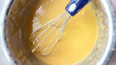 拌匀的蛋黄糊