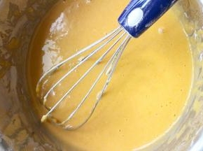 拌匀的蛋黄糊