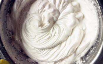 蛋清分3次加入细砂糖，加入柠檬汁，一直打至蛋白霜拉出小尖勾即可