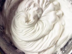 蛋清分3次加入细砂糖，加入柠檬汁，一直打至蛋白霜拉出小尖勾即可