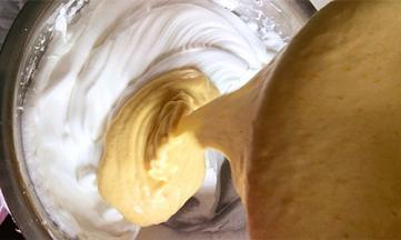 将拌匀的面糊倒回余下的蛋白霜中