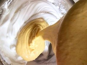 将拌匀的面糊倒回余下的蛋白霜中