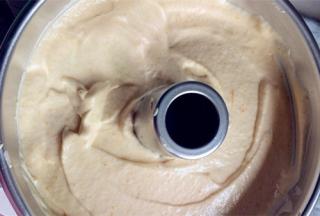 搅拌好的面糊倒入模具中，用刮刀抹平表面