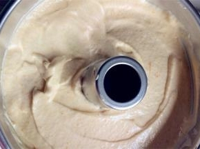 搅拌好的面糊倒入模具中，用刮刀抹平表面