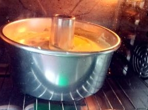 用手按着烟筒在台面上震几下，放入预热好的烤箱中，180度烤5分钟，转170度烤40分钟，下层，