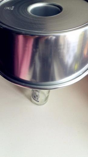 烘烤结束立刻取出，倒扣在酒瓶上即可