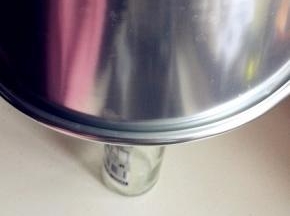 烘烤结束立刻取出，倒扣在酒瓶上即可