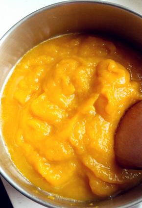 南瓜削皮洗净切块，上锅蒸熟，打成泥，取160克待用