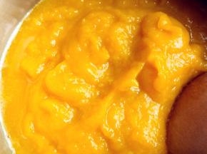 南瓜削皮洗净切块，上锅蒸熟，打成泥，取160克待用