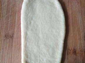 取一个面团擀长