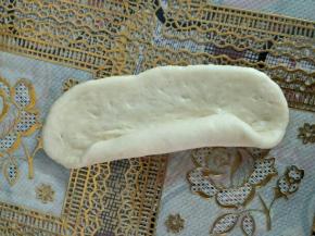 横着卷起，捏紧收口