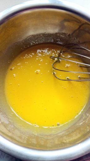 冷藏过的鸡蛋，分开蛋清蛋黄，蛋黄中加入细砂糖25克，用蛋抽搅打均匀