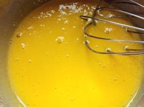 冷藏过的鸡蛋，分开蛋清蛋黄，蛋黄中加入细砂糖25克，用蛋抽搅打均匀