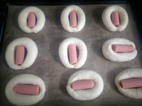 依次做好排入烤盘，中间塞入香肠，不要塞的太深，也可以发酵好再塞