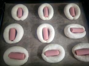 依次做好排入烤盘，中间塞入香肠，不要塞的太深，也可以发酵好再塞