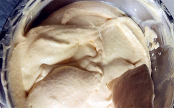 用刮刀翻拌均匀