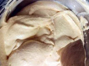 用刮刀翻拌均匀