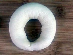 两头卷起来，捏紧收口