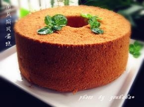 彻底放凉后，借助工具脱模，脱模后，拍掉蛋糕表面的碎屑，即可装饰食用