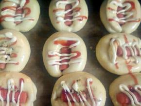 发酵两倍大后，挤上沙拉酱和番茄酱，放入预热好的烤箱170度烤15分钟