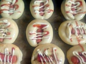 发酵两倍大后，挤上沙拉酱和番茄酱，放入预热好的烤箱170度烤15分钟