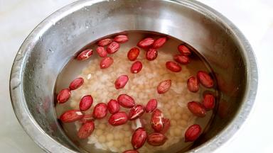 所有的食材混合清洗干净。