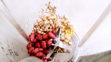 放入破壁机中。