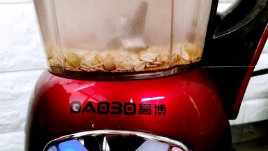 机杯入座，接通电源。