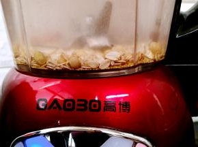 机杯入座，接通电源。