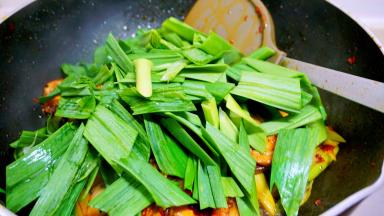 加入青蒜叶翻炒片刻