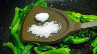 加入白糖翻炒几下