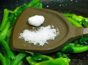 加入白糖翻炒几下