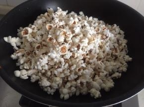 几分钟后就噼里啪啦的爆好了。（全程盖锅盖哦）