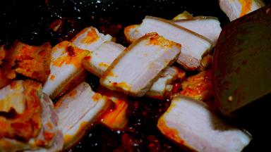 加入五花肉片翻炒