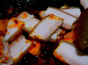 加入五花肉片翻炒