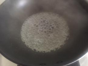 中火煮开，慢慢烧干里面的水，熬糖浆（2-3分钟）