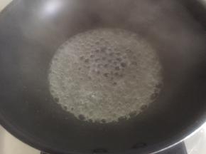 中火煮开，慢慢烧干里面的水，熬糖浆（2-3分钟）