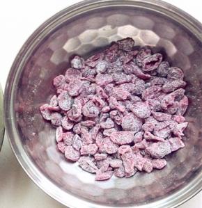 蔓越莓干放入适量的玉米淀粉，让其均匀沾满淀粉，多余的淀粉磕出来