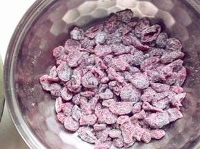 蔓越莓干放入适量的玉米淀粉，让其均匀沾满淀粉，多余的淀粉磕出来